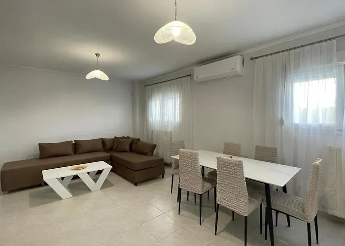 Μια Ανάσα Από Τη Θάλασσα, Αγία Τριάδα * Agía Triás